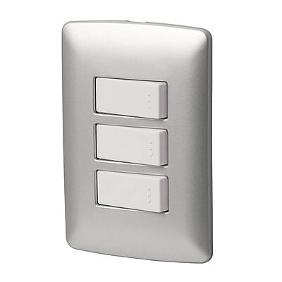 Placa armada 3 interruptores sencillos,plata, línea Italiana - PA-APTR-IP / 46482